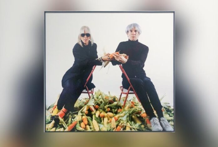 Marta Minujín e Andy Warhol na na fotoperformance 