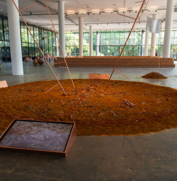 Vista da instalação "ANTENA IA MBAMBE Mimenekenu Ê lá Tempo!", de Ana Pi e Taata Kwa Nkisi Mutá Imê. Crédito: Levi Fanan/Fundação Bienal de São Paulo