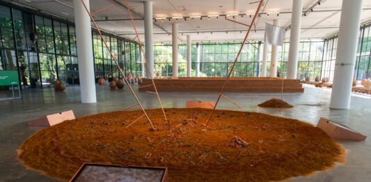 Vista da instalação "ANTENA IA MBAMBE Mimenekenu Ê lá Tempo!", de Ana Pi e Taata Kwa Nkisi Mutá Imê. Crédito: Levi Fanan/Fundação Bienal de São Paulo