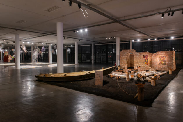 Vista da instalação "Montando a história da vida", de Castiel Vitorino Brasileiro. © Levi Fanan/Fundação Bienal de São Paulo