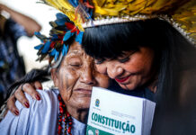 Deputada federal Celia Xakriaba comemora a decisão com a anciã Isabela Xokleng. Foto: Scarlett Rocha