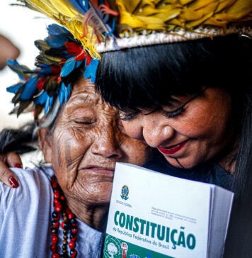 Deputada federal Celia Xakriaba comemora a decisão com a anciã Isabela Xokleng. Foto: Scarlett Rocha