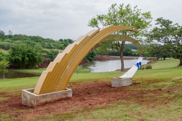 Escultura "Espa&ccedil;o Arco-&Iacute;ris", de Yutaka Toyota, no Parque Geminiano Momesso. Foto: Gabriel Teixeira