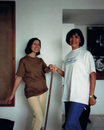 Iole de Freitas e Raquel Arnaud (1992). Crédito: Arquivo pessoal