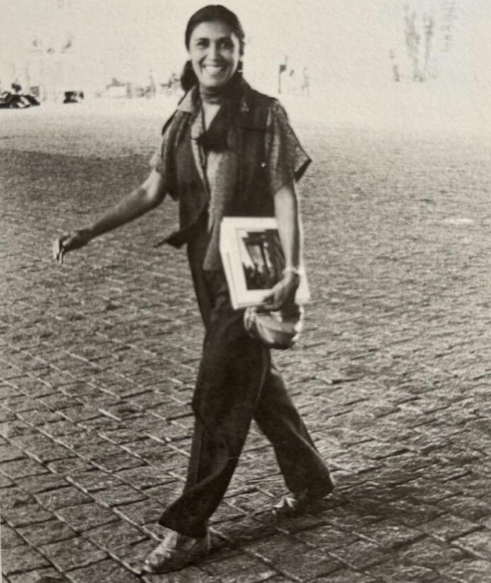 Raquel Arnaud, no vão do MASP, em 1983. Crédito: Arquivo pessoal
