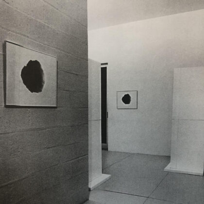 Exposição "Algodão negativo", de Waltércio Caldas, no Gabinete de Arte (1983). Crédito: Arquivo pessoal