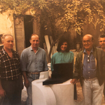 Raquel Arnaud com Sérgio Camargo e sua equipe de trabalho, em Massa, Itália (1990). Crédito: Arquivo pessoal
