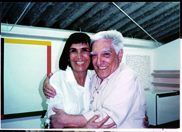 Raquel Arnaud e Amilcar de Castro, no Gabinete de Arte, em São Paulo (1992). Crédito: Arquivo pessoal