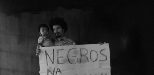 'Negros na piscina' (2014), de Paulo Nazareth. Cortesia: Mendes Wood DM