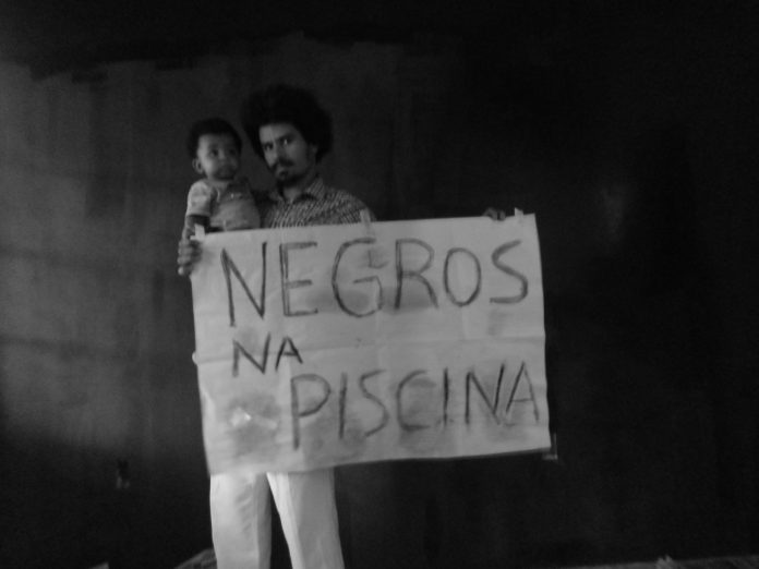 'Negros na piscina' (2014), de Paulo Nazareth. Cortesia: Mendes Wood DM