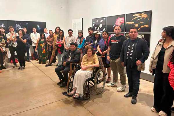 Galeria Claudia Andujar Maxita Yano recebe parentes indígenas