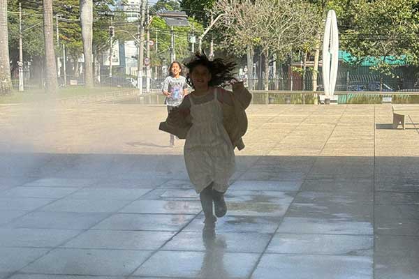 Vapor e concreto: Fluxos, de Laura Vinci
