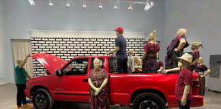 Vista da exposição “Ru Jub’ulik Achik’ – Aromas de um sonho”, de Edgar Calel, em cartaz no Inhotim. Foto: Marcos Grinspum Ferraz