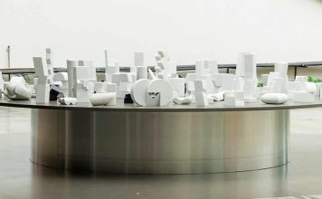 Exposição “É pau, é pedra…”, de Sérgio Camargo