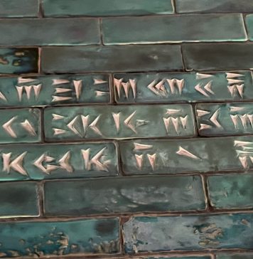 Pesquisadores decifram inscrição persa no Theatro Municipal do Rio após 117 anos