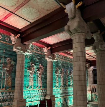 Pesquisadores decifram inscrição persa no Theatro Municipal do Rio após 117 anos