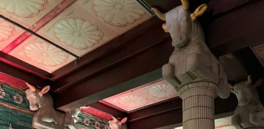 Pesquisadores decifram inscrição persa no Theatro Municipal do Rio após 117 anos
